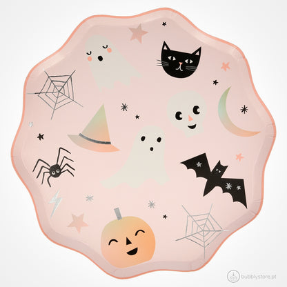 Pratos da temática Halloween, com diâmetro de 26,7 cm.
Cada embalagem contém 8 unidades.
