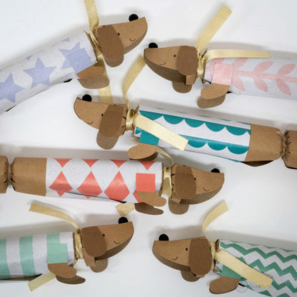 Conjunto de crackers em forma de cão salsicha com 6 designs diferentes para festa de Natal ou do tema Cães / Cãezinhos.