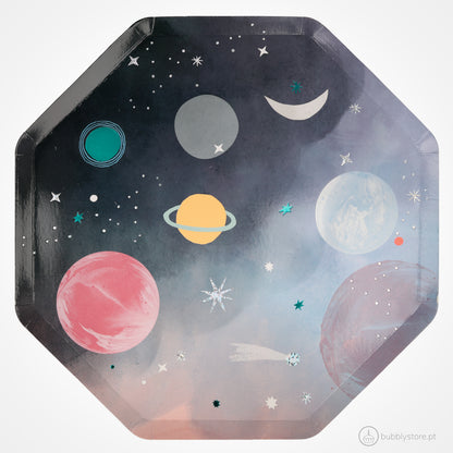 Pratos da temática astronautas, com a medida de 26,7 x 26,7.Cada embalagem é composta por 8 unidades.