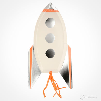 Pratos em forma de foguetão da temática astronautas, com a medida de 16,5 x 31,8.Cada embalagem é composta por 8 unidades.