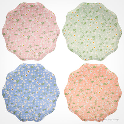 Pratos com estampa de flores em 4 cores diferentes, com a medida de 26,7 x 26,7 x 0,6cm.
Cada embalagem contém 12 unidades.