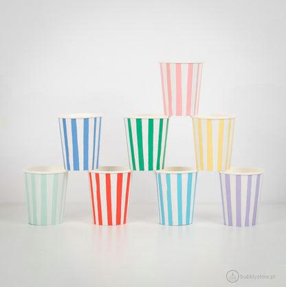 Copos com riscas em 8 cores diferentes, com a capacidade de 256ml.
Cada embalagem contém 8 unidades.