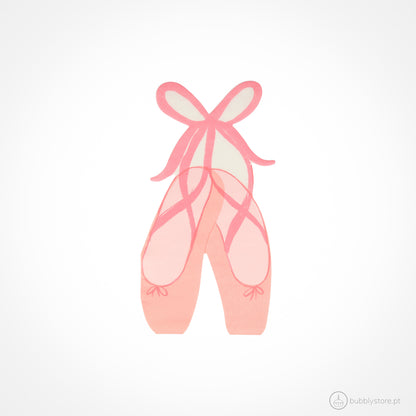 Guardanapos em forma de sapatinhos de ballet, com a medida de 8,9 x 17,8cm. Cada embalagem é composta por 16 unidades.