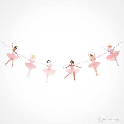 Grinalda com bailarinas com tule nas saias. A grinalda mede 1,8m e o fio tem um comprimento total de 3m.