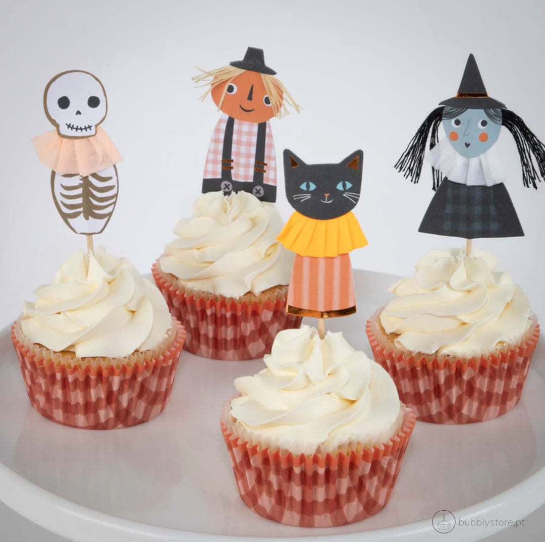 Kit de Cupcakes da temática Halloween.
Cada embalagem é composta por 24 formas e 24 toppers com 4 designs diferentes.