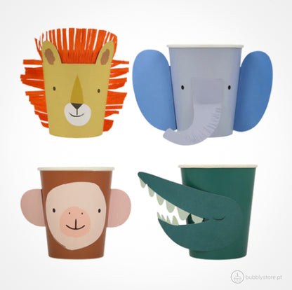 Copos da temática Parada dos Animais, com a capacidades de 256ml.
Cada embalagem contém 8 unidades com 4 designs diferentes.