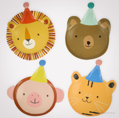 Pratos da temática Parada dos Animais, com a medida de 21 x 23,5 cm.
Cada embalagem contém 8 unidades com 4 designs diferentes.