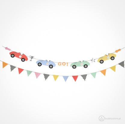 Grinalda para festa de aniversário do tema carros.
Cada embalagem contém 2 grinaldas com 1,8m cada.