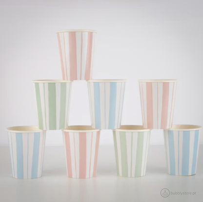 Copos de riscas pastel, com a capacidades de 256ml.
Cada embalagem contém 8 unidades com 3 cores diferentes.