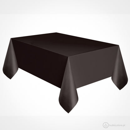 Toalha plástica preta, com a medida de 1,37 x 2,74 m.Cada embalagem contém 1 unidade.