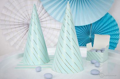 Sombreros azules con rayas doradas