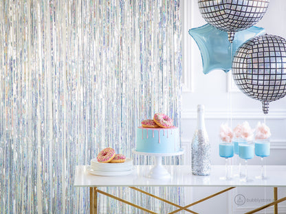 Cortina com fitas Iridescente para decoração festa aniversário, com a medida de 0,90 x 2,50 m.