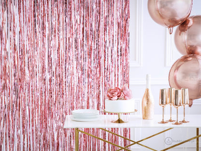 Cortina com fitas Rose Gold para decoração festa aniversário, com a medida de 0,90 x 2,50 m.