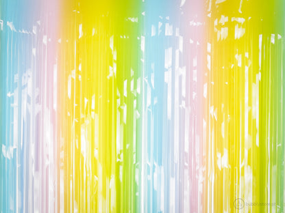 Cortina de fitas coloridas para decoração de festa aniversário, com a medida de 1 x 1,95m.