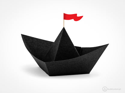 Barcos de papel preto da temática Piratas, com a medida de 19 x 10 x 14cm.
Cada embalagem contém 6 unidades.