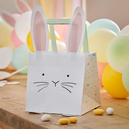 Sacos para doces ou brindes da temática Coelhos, com a medida de 17,5 x 15 x 27cm.
Cada embalagem contém 5 unidades.