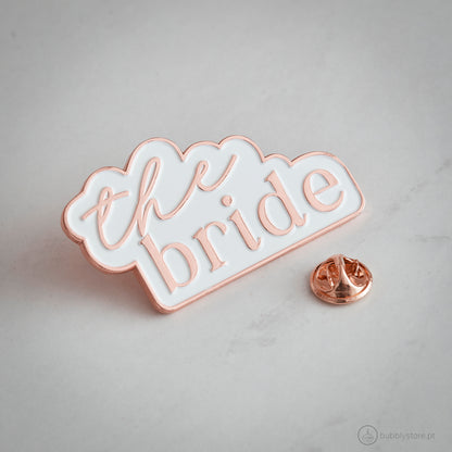 Crachá "The Bride" para festa de despedida de solteira, com a medida de 3 x 5,4cm. Cada embalagem contém 1 unidade.