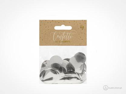 Confetis de papel metálico prateado, com diâmetro de 2,5cm. Cada embalagem contém 15g.
