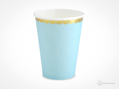 Copos de papel azul claro com rebordo dourado com a capacidade de 220 ml. Disponíveis em conjuntos de 6 unidades.