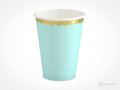 Copos de papel menta com rebordo dourado com a capacidade de 220 ml. Disponíveis em conjuntos de 6 unidades.
