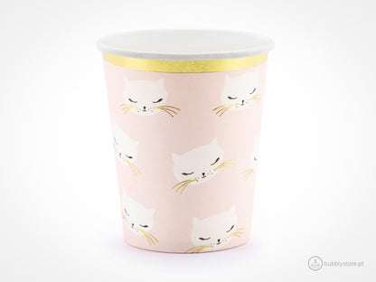Copos de papel rosa claro com estampa de gatos com a capacidade de 200 ml. Disponíveis em conjuntos de 6 unidades.