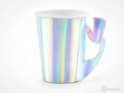 Copos de papel iridescentes da temática Sereias,com a capacidade de 220 ml.
Disponíveis em conjuntos de 6 unidades.