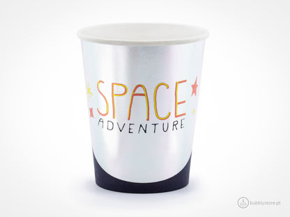 Copos de papel da temática astronautas com a capacidade de 200 ml.Disponíveis em conjuntos de 6 unidades.