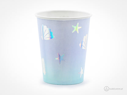Copos de papel da temática Unicórnio do Mar com a capacidade de 220 ml. Disponíveis em conjuntos de 6 unidades.