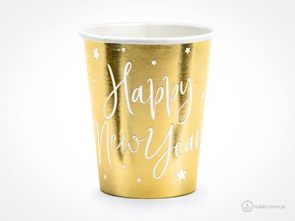 Copos de papel dourados com letras e estrelas em branco com a capacidade de 220 ml. Disponíveis em conjuntos de 6 unidades.