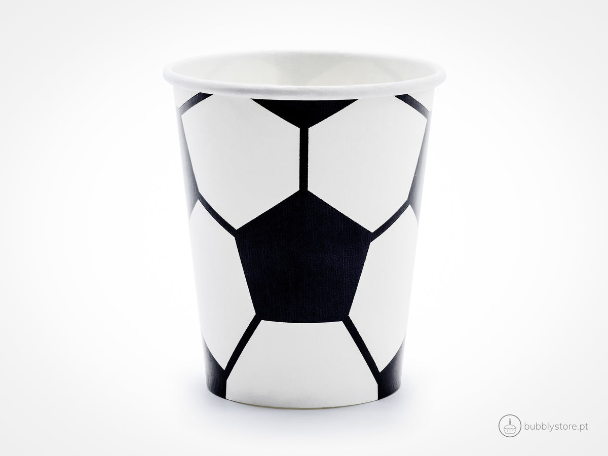 Copos de papel com estampa de bola de Futebol com a capacidade de 220 ml. Disponíveis em conjuntos de 6 unidades.