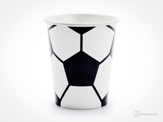 Copos de papel com estampa de bola de Futebol com a capacidade de 220 ml. Disponíveis em conjuntos de 6 unidades.