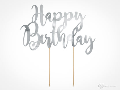 Topo de Bolo Happy Birthday Prateado, com altura de 22,5cm.
Cada embalagem contém 1 unidade.