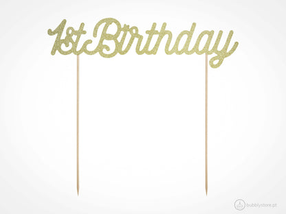 Topo de Bolo 1st Birthday dourado com glitter, com altura de 21cm.
Cada embalagem contém 1 unidade.