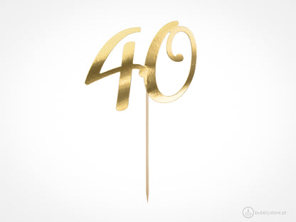 Topo de Bolo 40 anos dourado para decoração de festa aniversário, com altura de 20,5cm.
Cada embalagem contém 1 unidade.