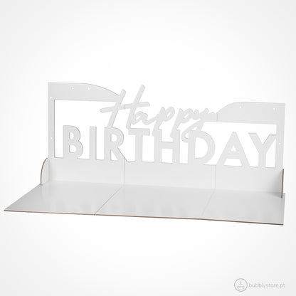 Tabuleiro de cartão branco Happy Birthday, com a medida de 56 x 63cm. Cada embalagem contém gotas de cola e suportes para fácil montagem.