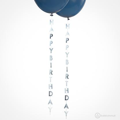 Fitas Happy Birthday prateadas para colocar nos balões, com a medida de 1m. Cada embalagem contém 5 unidades.