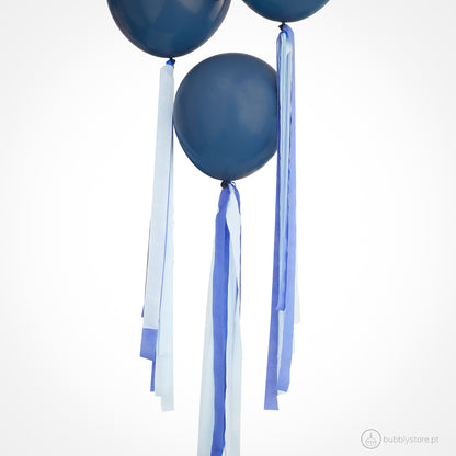 Conjunto de fitas crepe em tons de azul para atar nos balões. Cada embalagem 8m de fita azul claro e 7m de fita azul marinho.