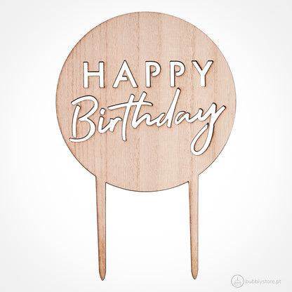 Topo de bolo redondo Happy Birthday em madeira, com a medida de 18 x 12cm. Cada embalagem contém 1 unidade e o produto é reutilizável.