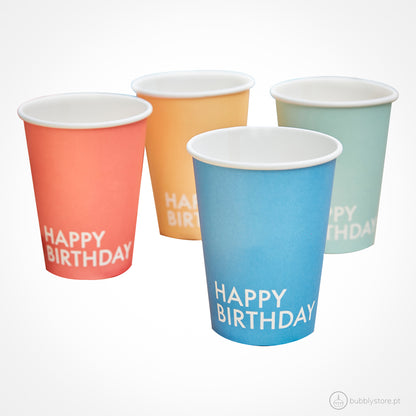 Copos de papel Happy Birthday em 4 cores diferentes, com a capacidade de 400 ml. Disponíveis em conjuntos de 8 unidades.