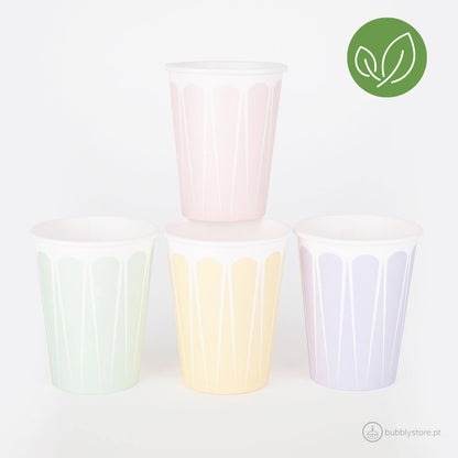 Copos de papel com 4 cores pastel diferentes, com a capacidade de 205 ml. Disponíveis em conjuntos de 8 unidades.