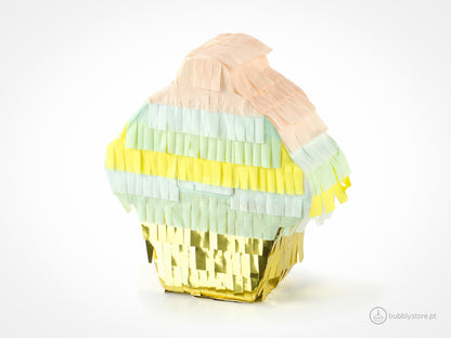 Pinhata em forma de Cupcake, com 9 x 10 x 3,5 cm. Preparada para encher de doces e pendurar.