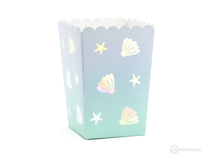 Caixas para pipocas com estampa da temática Unicórnio do Mar, com a medida de 7 x 7 x 12,5 cm.
Cada embalagem contém 6 unidades.