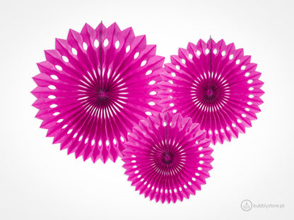 Rosetas de papel rosa escuro, com 20, 25 e 30 cm. Cada embalagem contém 3 unidades.