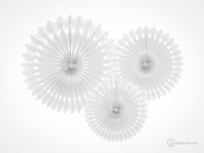 Rosetas de papel branco para decoração festa aniversário, com 20, 25 e 30 cm. Cada embalagem contém 3 unidades.