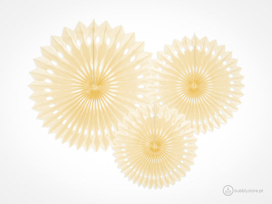 Rosetas de papel creme para decoração festa aniversário, com 20, 25 e 30 cm. Cada embalagem contém 3 unidades.