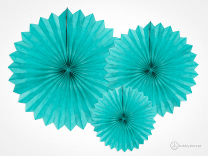 Rosetas de papel azul turquesa, com 20, 30 e 40 cm. Cada embalagem contém 3 unidades.