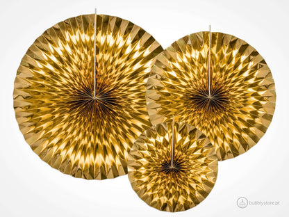 Rosetas de papel metálico dourado, com 23, 32 e 40 cm. Cada embalagem contém 3 unidades.