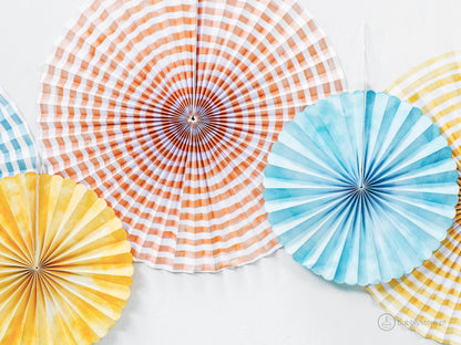 Rosetas de papel com vários desenhos, com 25 e 40 cm. Cada embalagem contém 3 unidades de 25cm e 3 unidades de 40cm.