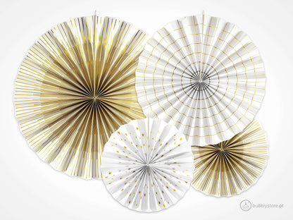 Rosetas de papel branco com padrões dourados, com 2 unidades de 23cm, 1 de 32 e 1 de 40 cm. Cada embalagem contém 4 unidades.