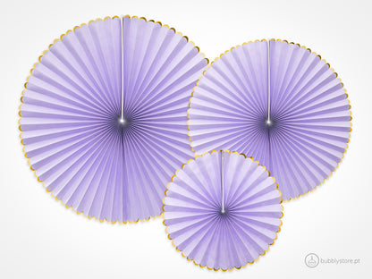 Rosetas de papel lilás com rebordo dourado, com 23, 32 e 40 cm. Cada embalagem contém 3 unidades.